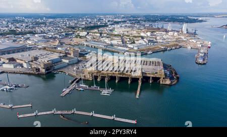 Der deutsche U-Boot-Stützpunkt Lorient aus dem Zweiten Weltkrieg in der Bretagne, Frankreich - Nazi-U-Boot-Fabrik und Bunker von Keroman (K3) an der Küste des Atlantischen Ozeans Stockfoto