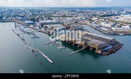 Der deutsche U-Boot-Stützpunkt Lorient aus dem Zweiten Weltkrieg in der Bretagne, Frankreich - Nazi-U-Boot-Fabrik und Bunker von Keroman (K3) an der Küste des Atlantischen Ozeans Stockfoto