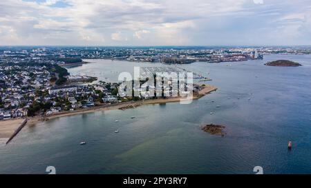 Der deutsche U-Boot-Stützpunkt Lorient aus dem Zweiten Weltkrieg in der Bretagne, Frankreich - Kernével Beach mit Blick auf die nazi-U-Boot-Fabrik und den Bunker von Keroman (K3) an der Küste von t Stockfoto