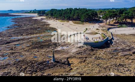 Luftaufnahme der Pointe de Kerpenhir am Eingang des Golfs von Morbihan in der Bretagne, Frankreich - Aussichtsplattform gegenüber einer maritimen Statue von A la Stockfoto