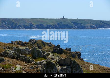 Pointe du Raz aus Sicht der Pointe du Van im Westen Frankreichs, Bretagne Stockfoto