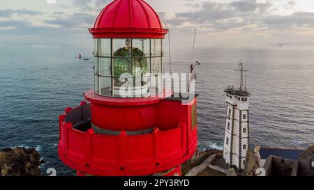 Luftaufnahme des Leuchtturms von Pointe Saint Mathieu mit Blick auf den Atlantischen Ozean an der Westspitze Frankreichs in der Bretagne - Roter Leuchtturm nebenan Stockfoto