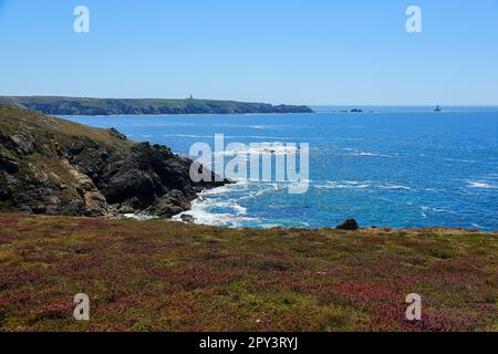 Pointe du Raz aus Sicht der Pointe du Van im Westen Frankreichs, Bretagne Stockfoto