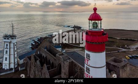 Luftaufnahme des Leuchtturms von Pointe Saint Mathieu mit Blick auf den Sonnenuntergang am Atlantik an der Westspitze Frankreichs nahe Brest in der Bretagne, Stockfoto