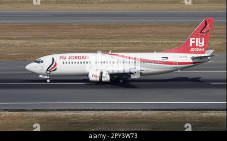 ISTANBUL, TURKIYE - 06. AUGUST 2022: Landung der FlyJordan Boeing 737-33V (29342) zum internationalen Flughafen Istanbul Stockfoto