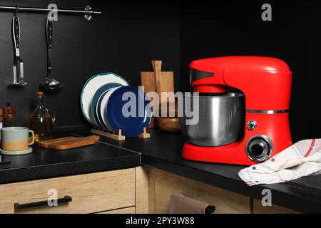 Moderner roter Standmixer auf der Arbeitsfläche in der Küche Stockfoto