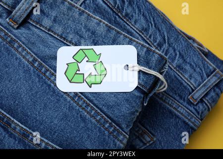 Ein Haufen Jeans mit Recycling-Etikett, Nahaufnahme Stockfoto