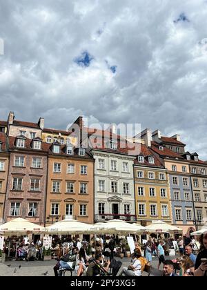 WARSCHAU, POLEN - 17. JULI 2022: Blick auf den Marktplatz in der Altstadt Stockfoto