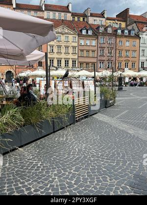 WARSCHAU, POLEN - 17. JULI 2022: Blick auf den Marktplatz in der Altstadt Stockfoto