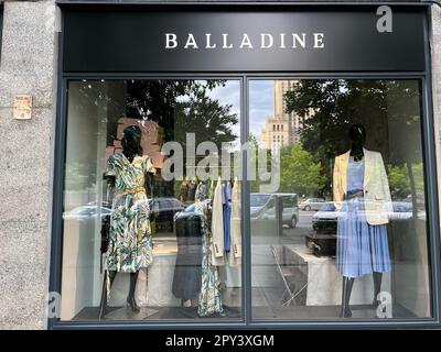 WARSCHAU, POLEN - 17. JULI 2022: Offizieller BALLADINE Store in der City Street Stockfoto