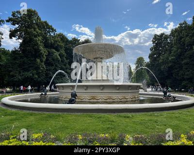 WARSCHAU, POLEN - 17. JULI 2022: Schöner Brunnen im sächsischen Garten Stockfoto