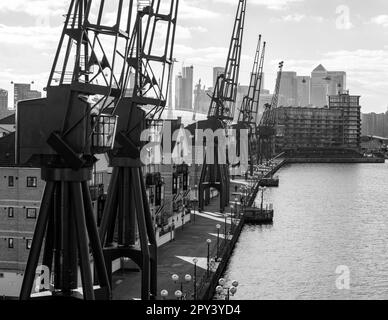 Dockers Cranes stehen als Dekoration, eine Ode an die industrielle Vergangenheit, Royal Victoria Dock, Silvertown, Newham, East London. Industrielles Erbe England. Stockfoto