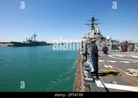 Rota, Spanien. 22. März 2023. Matrosen bewachen die Schienen, wenn der Arleigh-Burke-Klasse-Guided-Raketenzerstörer USS Arleigh Burke (DDG 51) am 22. März 2023 im Marinestützpunkt Rota, Spanien, eintrifft. Arleigh Burke ist auf einem geplanten Einsatz in den USA Marinestreitkräfte Europa Einsatzgebiet, angestellt von den USA Sechste Flotte, die die Interessen der USA, Verbündeten und Partner verteidigt. Kredit: USA Navy/ZUMA Press Wire Service/ZUMAPRESS.com/Alamy Live News Stockfoto