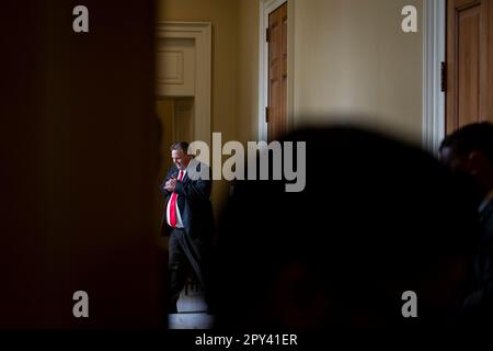 Washington, Vereinigte Staaten. 02. Mai 2023. US-Senator Jon Tester (Demokrat von Montana) nimmt einen Anruf während der Pressekonferenz des Senats Democratâs Policy Luncheon im US Capitol in Washington, DC, am Dienstag, den 2. Mai 2023 entgegen. Kredit: Rod Lamkey/CNP/dpa/Alamy Live News Stockfoto