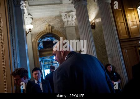 Washington, Vereinigte Staaten. 02. Mai 2023. US-Senator John Fetterman (Demokrat von Pennsylvania) trifft am Dienstag, den 2. Mai 2023, im US-Kapitol in Washington, DC, für das Foto der Senatgruppe in der Senatskammer ein. Kredit: Rod Lamkey/CNP/dpa/Alamy Live News Stockfoto