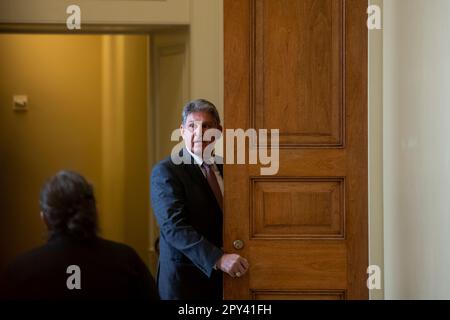 Washington, Vereinigte Staaten. 02. Mai 2023. US-Senator Joe Manchin III (Demokrat von West Virginia) trifft am Dienstag, den 2. Mai 2023, auf der Pressekonferenz des Senats Democratâs Policy Luncheon im US Capitol in Washington ein. Kredit: Rod Lamkey/CNP/dpa/Alamy Live News Stockfoto