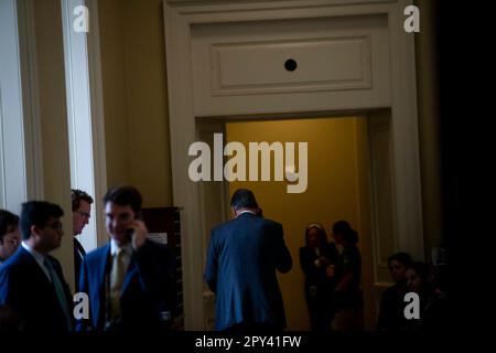 Washington, Vereinigte Staaten. 02. Mai 2023. US-Senator Joe Manchin III (Demokrat von West Virginia) nimmt einen Anruf während der Pressekonferenz des Senats Democratâs Policy Lunch im US Capitol in Washington, DC, Dienstag, 2. Mai 2023 entgegen. Kredit: Rod Lamkey/CNP/dpa/Alamy Live News Stockfoto