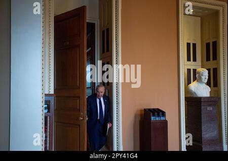 Washington, Vereinigte Staaten. 02. Mai 2023. Der Mehrheitsführer des US-Senats, Chuck Schumer (Demokrat von New York), betritt die Senatskammer für ein Foto der Senatgruppe, im US-Kapitol in Washington, DC, Dienstag, 2. Mai 2023. Kredit: Rod Lamkey/CNP/dpa/Alamy Live News Stockfoto