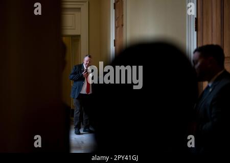 Washington, Vereinigte Staaten. 02. Mai 2023. US-Senator Jon Tester (Demokrat von Montana) nimmt einen Anruf während der Pressekonferenz des Senats Democratâs Policy Luncheon im US Capitol in Washington, DC, am Dienstag, den 2. Mai 2023 entgegen. Kredit: Rod Lamkey/CNP/dpa/Alamy Live News Stockfoto