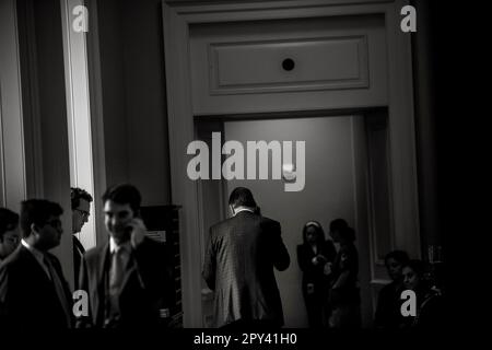 Washington, Vereinigte Staaten. 02. Mai 2023. US-Senator Joe Manchin III (Demokrat von West Virginia) nimmt einen Anruf während der Pressekonferenz des Senats Democratâs Policy Lunch im US Capitol in Washington, DC, Dienstag, 2. Mai 2023 entgegen. Kredit: Rod Lamkey/CNP/dpa/Alamy Live News Stockfoto