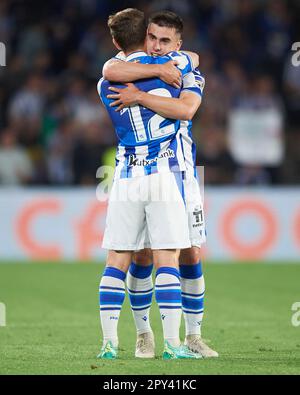 Anders Barrenetxea von Real Sociedad feiert mit seinem Teamkollegen Aihen Munoz nach dem 2-0. Tor Stockfoto