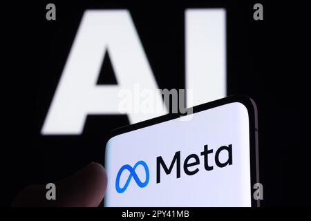 Meta-Logo auf Smartphone und AI-Buchstaben auf dem Hintergrund. Konzept für die künstliche Intelligenz von Meta Facebook. Stafford, Großbritannien, 2. Mai 2023 Stockfoto