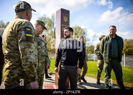 Während einer Arbeitsreise in die Region Volyn besuchte der ukrainische Präsident Volodymyr Zelensky das Grenzgebiet, in dem die Grenzen von drei Staaten liegen: Der Ukraine, der Republik Polen und der Republik Belarus. Er beobachtete die Anordnung der Staatsgrenze in diesem Gebiet. Wie Volodymyr Zelensky berichtet wurde, werden zur Gewährleistung eines zuverlässigen Schutzes der ukrainischen Grenze und der Bereitschaft, eine mögliche Invasion des Feindes vom Hoheitsgebiet von Belarus aus abzuwehren, technische Barrieren, Befestigungsanlagen gebaut und Videoüberwachungssysteme aus der Ferne eingerichtet. Stockfoto