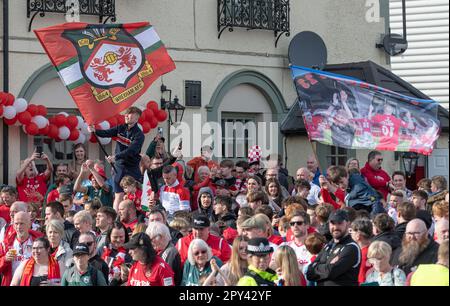 Wrexham, Wrexham County Borough, Wales. 2. Mai 2023 Wrexham-Fans, die ihre Flagge vor der Parade während der Siegesparade des Wrexham Association Football Club auf dem Rennplatz wagten. (Bild: ©Cody Froggatt/Alamy Live News) Stockfoto