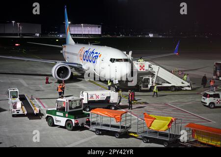 Flugzeuge des Flydubai warten auf Abflug auf der Start- und Landebahn des Flughafens. ORIO AL SERIO, BERGAMO, ITALIEN - APRIL 2023 Stockfoto