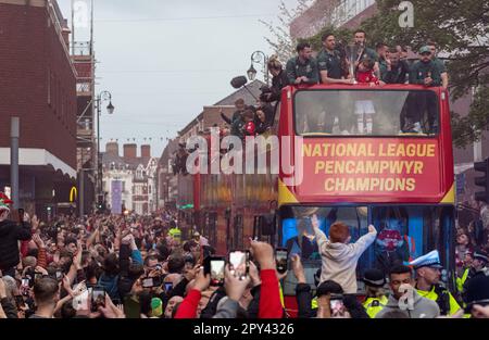 Wrexham, Wrexham County Borough, Wales. 2. Mai 2023 Fans und Spieler feiern während der Parade, während der Siegesparade des Wrexham Association Football Club auf dem Rennplatz. (Bild: ©Cody Froggatt/Alamy Live News) Stockfoto