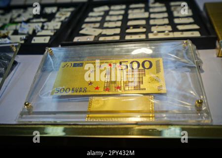 500-Euro-GoldBanknoten. Nahaufnahme von oben. Luxusbegriff, Geldwäsche, Wirtschaftskrise in der EU. DUBAI, VEREINIGTE ARABISCHE EMIRATE - APRIL 2023 Stockfoto