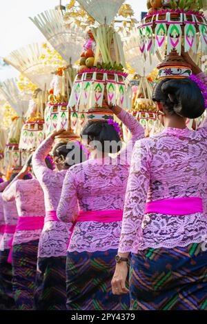 Prozession der schönen balinesischen Frauen in traditionellen Kostümen - Sarong, führen, die auf den Köpfen für die hinduistischen Zeremonie. Arts Festival, Kultur von Bali ist Stockfoto