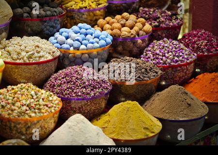 Verschiedene Gewürze und getrocknete Kräuterblumen auf dem arabischen Straßenmarkt. Dubai Spice Souk in Deira, Vereinigte Arabische Emirate. Stockfoto