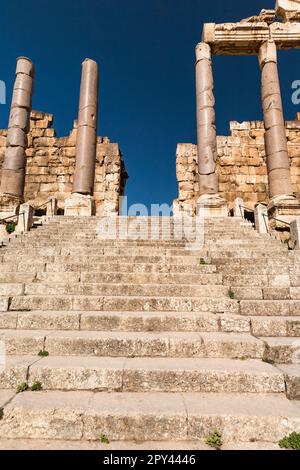 Baalbek, Eingangssäulen (propylaea), Tempel des Jupiter, Bekaa-Tal, Baalbek, Gouvernement Baalbek-Hermel, Libanon, naher Osten, Asien Stockfoto