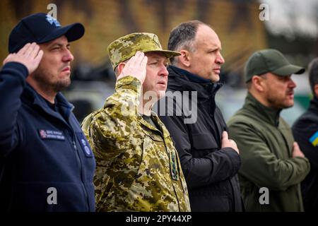 Am Sonntag nahm der ukrainische Präsident Volodymyr Zelensky an den Veranstaltungen anlässlich des Tages der ukrainischen Grenzschutzbeamten Teil und überreichte staatliche Auszeichnungen. Es ist mir eine Ehre, Ihnen heute zu Ihrem beruflichen Feiertag zu gratulieren, am Tag des Grenzschutzes der Ukraine, dem eisernen und unzerbrechlichen Grenzschutz der Ukraine. Wenn wir beurteilen, wie sehr Sie unseren Staat verteidigen, können wir Ihnen, Helden, Grenzschutzbeamten, nur danken“, sagte das Staatsoberhaupt, und sprach die Teilnehmer an. Stockfoto