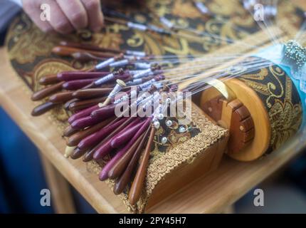 Frauen, die bei einer Nachstellung des Amerikanischen Bürgerkriegs in Ramsey, New Jersey, Stickerei machen Stockfoto