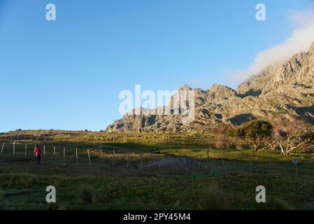 Sonnenaufgang in einer Berglandschaft, Cerro de la Cruz von La Rotonda aus gesehen, Ausgangspunkt für Wanderwege in Los Gigantes, einem Bergmassiv, das zum Wandern besucht wird Stockfoto