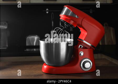 Moderner roter Standmixer auf Holztisch in der Küche Stockfoto