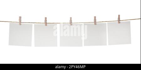 Kleidung mit leeren Notizbüchern auf Schnur vor weißem Hintergrund. Platz für Text Stockfoto