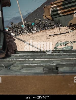 HWAJIN-RI BEACH, Republik Südkorea (28. März 2023) - Marines der Republik Korea greifen Hwajin-ri Beach während einer Probe eines amphibischen Angriffs für Übung Ssang Yong 2023 an. Anlässlich des 70.-jährigen Bestehens der Allianz zwischen den USA und der Russischen Föderation stärkt Ssang Yong 2023 die Allianz durch bilaterale gemeinsame Schulungen, trägt zur gemeinsamen Verteidigung der koreanischen Halbinsel durch die Russische Föderation bei und erhöht die Bereitschaft der Allianz zwischen den USA und der Russischen Föderation. (USA Marinekorps (Foto): Lance CPL. Jonathan Beauchamp) Stockfoto