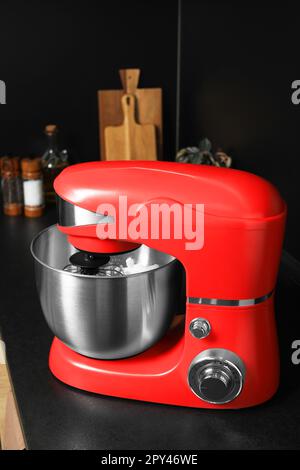 Moderner roter Standmixer auf der Arbeitsfläche in der Küche Stockfoto