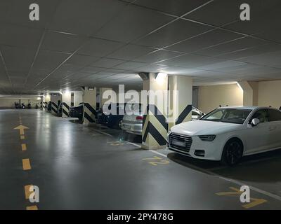 Blick auf verschiedene Autos in der Tiefgarage Stockfoto