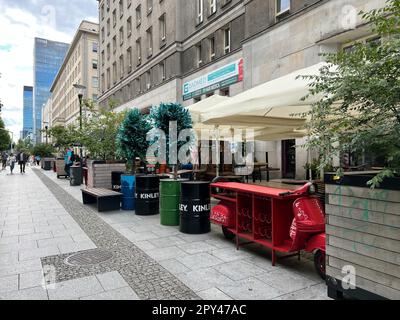 WARSCHAU, POLEN - 17. JULI 2022: Wunderschöner Blick auf ein modernes Café mit Außenterrasse Stockfoto