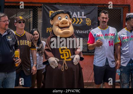 San Diego, USA. 28. April 2023. Padres Maskottchen schloss sich den Spielern der Olmeca Little League in Mexiko-Stadt an, um die jungen Spieler im Vorfeld des ersten regulären Major League Baseballspiels gegen die San Francisco Giants zu coachen und zu inspirieren, das am 28. April 2023 in der Megahauptstadt gespielt wird. (Matthew Bowler/KPBS/Sipa USA) **KEIN VERKAUF IN SAN DIEGO-SAN DIEGO OUT** Guthaben: SIPA USA/Alamy Live News Stockfoto