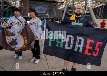 San Diego, USA. 29. April 2023. San Diego Padres-Fans im Baseballstadion Estadio Alfredo Harp Helú in Mexiko-Stadt, bevor die San Diego Padres es mit den San Francisco Giants im ersten regulären Major League Baseballspiel der Saison, das am 28. April 2023 in der Megahauptstadt gespielt wurde, aufnehmen konnten. (Matthew Bowler/KPBS/Sipa USA) **KEIN VERKAUF IN SAN DIEGO-SAN DIEGO OUT** Guthaben: SIPA USA/Alamy Live News Stockfoto