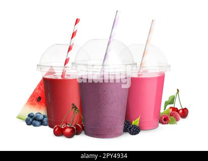 Verschiedene köstliche Smoothies in Plastikbechern auf weißem Hintergrund Stockfoto