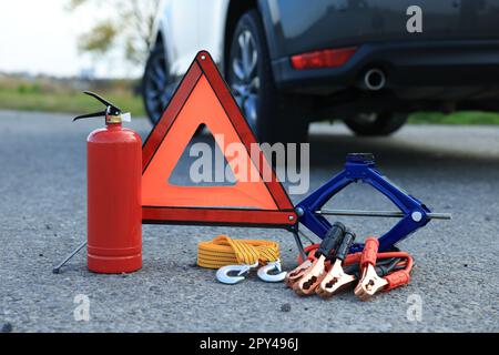 Warndreieck und Fahrzeugsicherheitsausrüstung im Freien Stockfoto