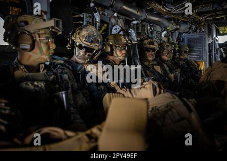 USA Marines mit Infanterie-Bataillon Experiment, 3. Marine Division, führen eine Lufteinlage in der Grundschule durch während eines Wettkampfs der Marine-Gewehrtruppe auf Dienstebene, veranstaltet vom Training Command auf Marinekorps-Basis Quantico, Virginia, 24. April 2023. Der jährliche Marinekorps-Gewehrtruppenteam ist ein dienstanerkanntes Wettbewerbsumfeld, um zu bestimmen, Unter simulierten Kampfbedingungen, die das Marinegewehrkommando am effektivsten unter Beweis stellt, ihre Kampffähigkeit und Einsatzfähigkeit zu besitzen. (USA Marinekorps Foto: Lance CPL. Joaquin Dela Torre) Stockfoto