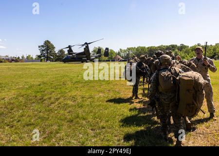 USA Marines mit Infanterie-Bataillon Experiment, 3. Marine Division, führen eine Lufteinlage in der Grundschule durch während eines Wettkampfs der Marine-Gewehrtruppe auf Dienstebene, veranstaltet vom Training Command auf Marinekorps-Basis Quantico, Virginia, 24. April 2023. Der jährliche Marinekorps-Gewehrtruppenteam ist ein dienstanerkanntes Wettbewerbsumfeld, um zu bestimmen, Unter simulierten Kampfbedingungen, die das Marinegewehrkommando am effektivsten unter Beweis stellt, ihre Kampffähigkeit und Einsatzfähigkeit zu besitzen. (USA Marinekorps Foto: Lance CPL. Joaquin Dela Torre) Stockfoto