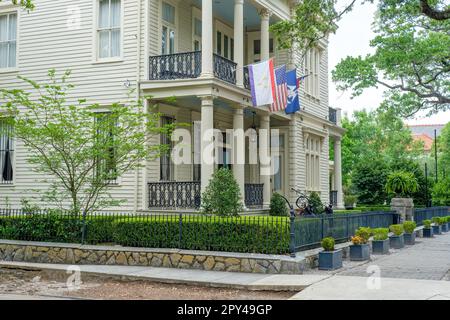 NEW ORLEANS, LA, USA - 18. APRIL 2023: Front of the Elms Mansion, ein beliebter Veranstaltungsort, auf der St. Charles Avenue im Garden District Stockfoto